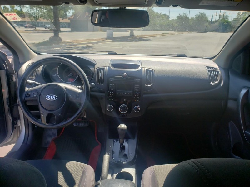 Kia Forte Koup Vehicle Full-screen Gallery Image 09