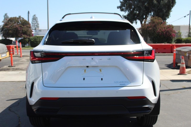 Lexus NX Vehicle Full-screen Gallery Image 05