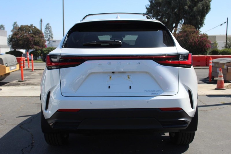 Lexus NX Vehicle Full-screen Gallery Image 06