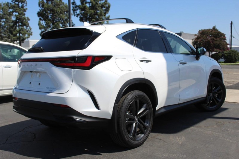 Lexus NX Vehicle Full-screen Gallery Image 07