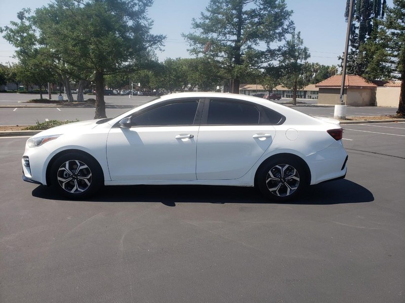 Kia Forte Vehicle Full-screen Gallery Image 03