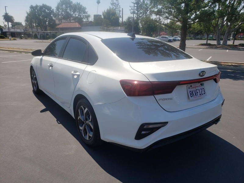 Kia Forte Vehicle Full-screen Gallery Image 04