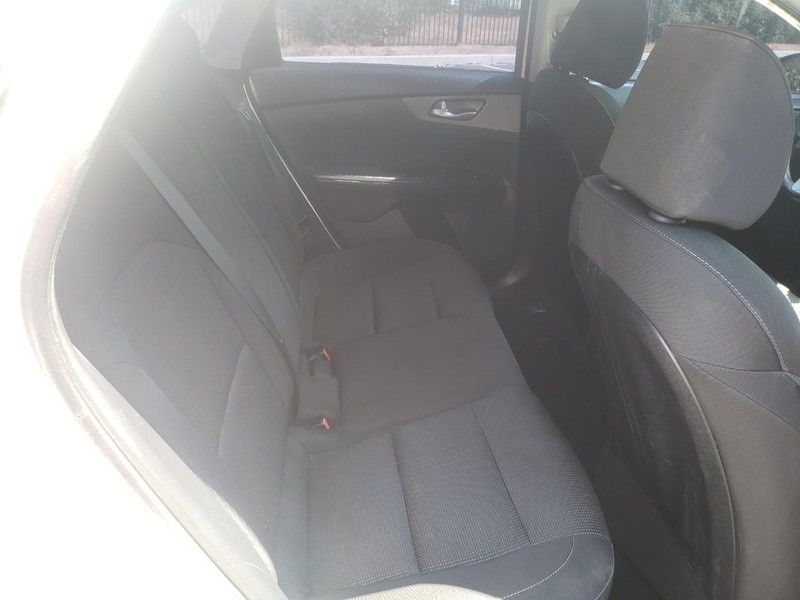 Kia Forte Vehicle Full-screen Gallery Image 15