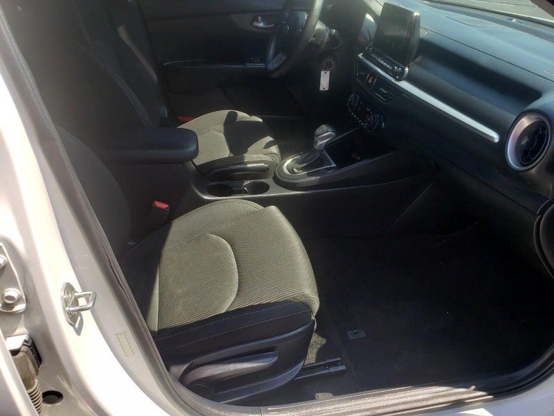 Kia Forte Vehicle Full-screen Gallery Image 16