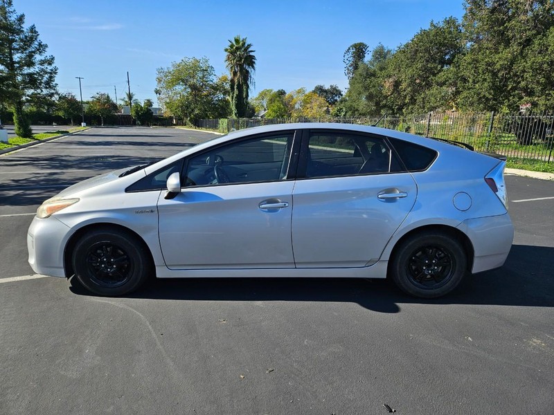 Toyota Prius Vehicle Full-screen Gallery Image 02