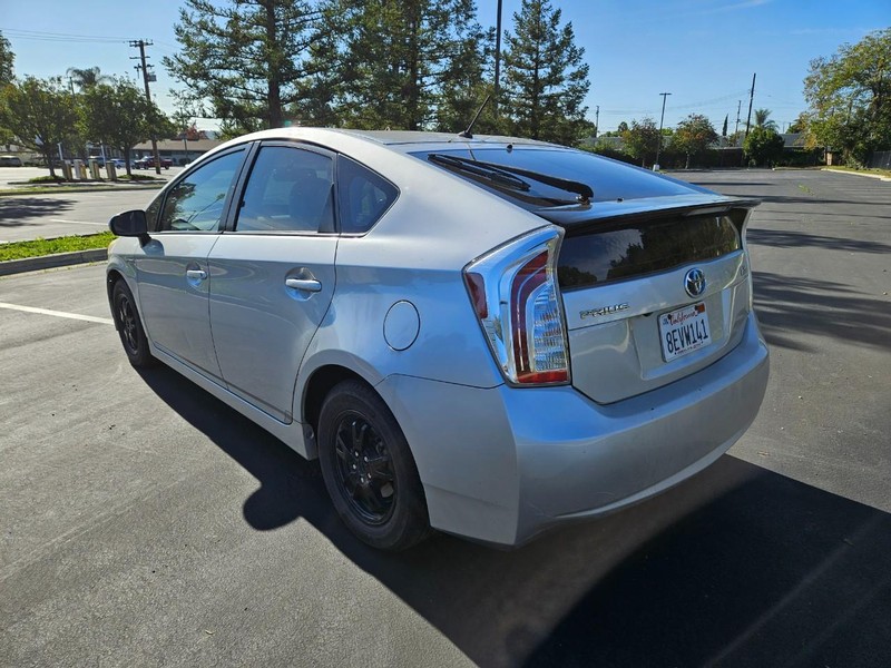Toyota Prius Vehicle Full-screen Gallery Image 03