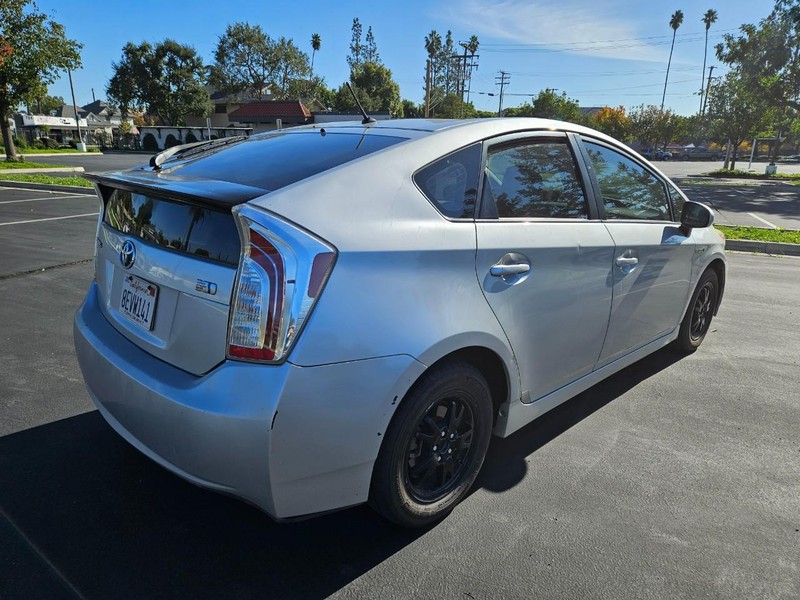 Toyota Prius Vehicle Full-screen Gallery Image 05