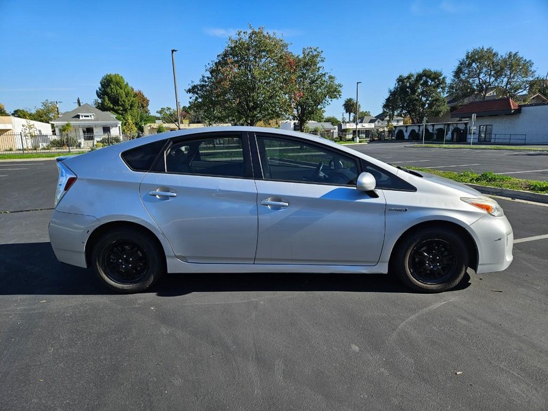 Toyota Prius Vehicle Full-screen Gallery Image 06