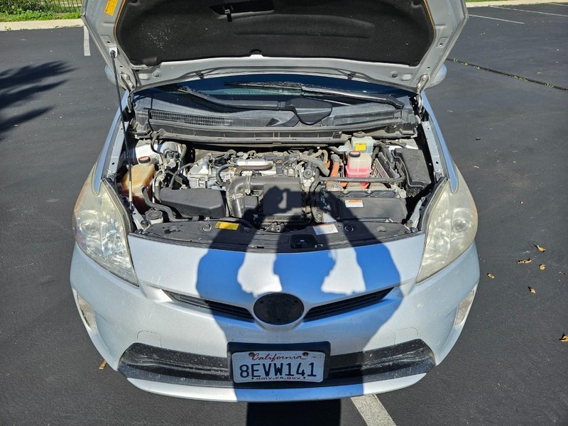 Toyota Prius Vehicle Full-screen Gallery Image 08