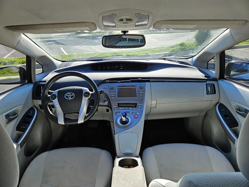 Toyota Prius Vehicle Full-screen Gallery Image 09