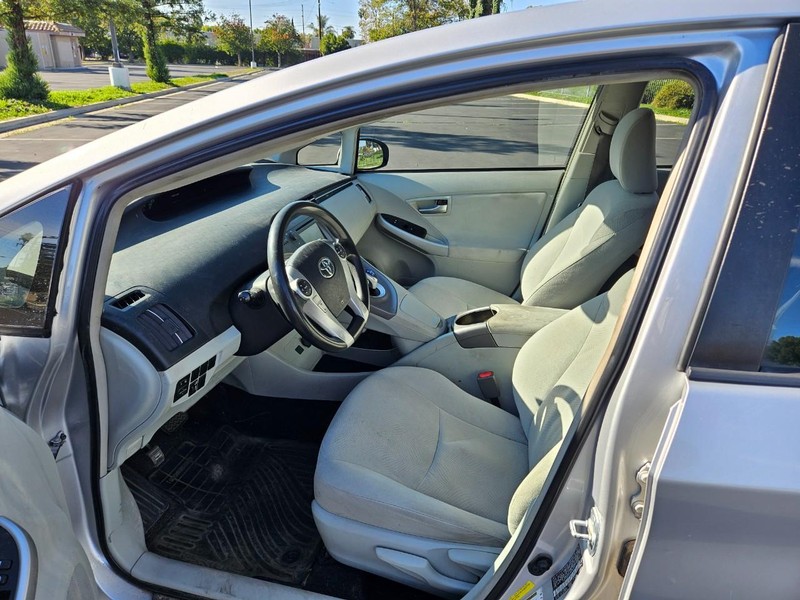 Toyota Prius Vehicle Full-screen Gallery Image 13