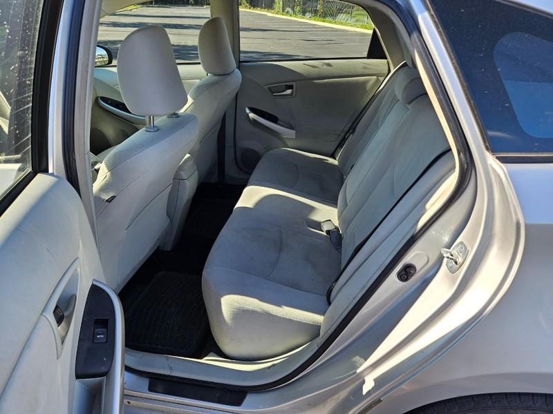 Toyota Prius Vehicle Full-screen Gallery Image 14