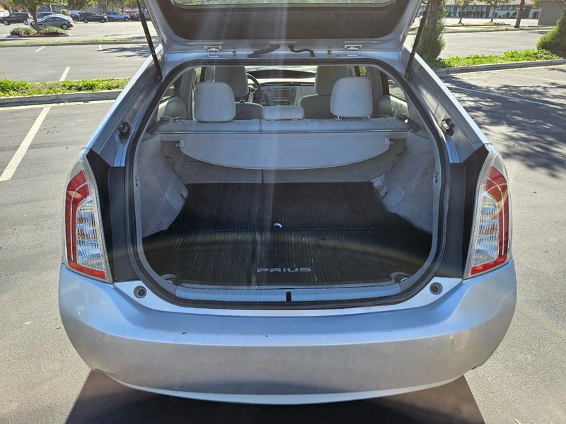 Toyota Prius Vehicle Full-screen Gallery Image 15