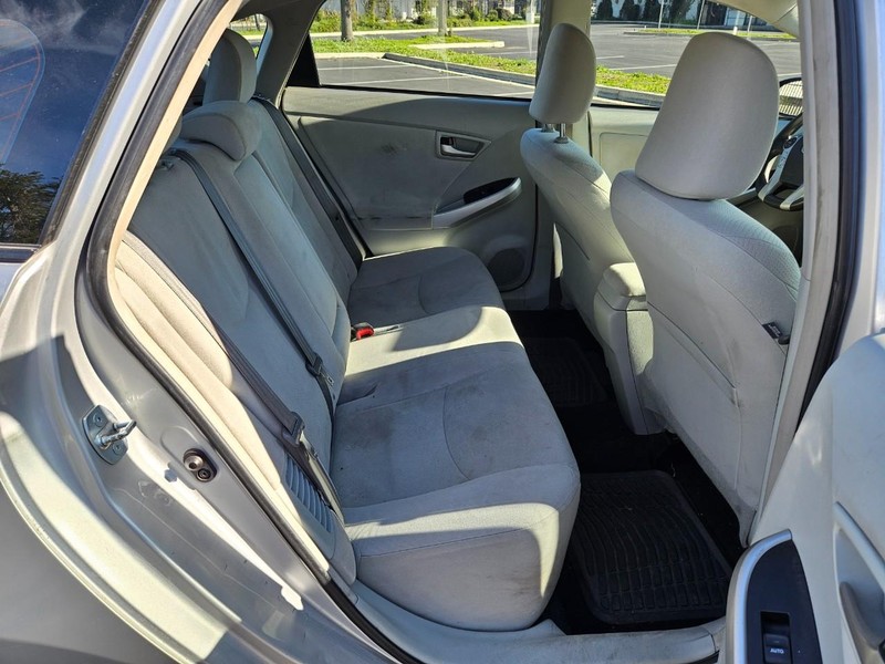 Toyota Prius Vehicle Full-screen Gallery Image 16