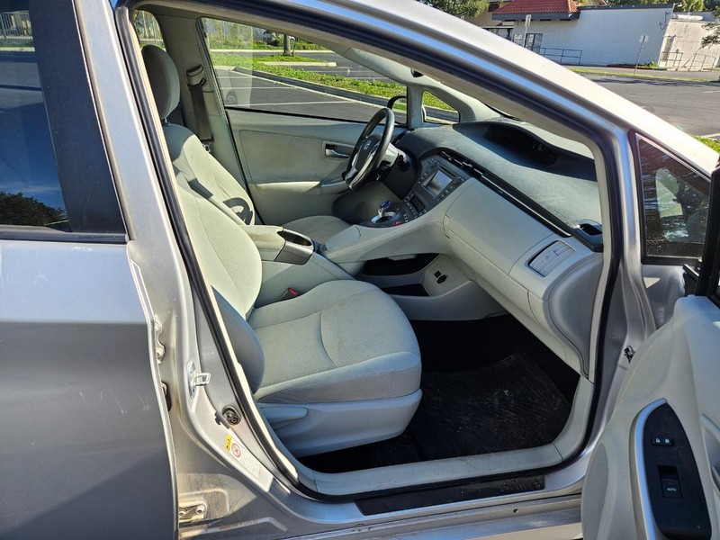 Toyota Prius Vehicle Full-screen Gallery Image 17