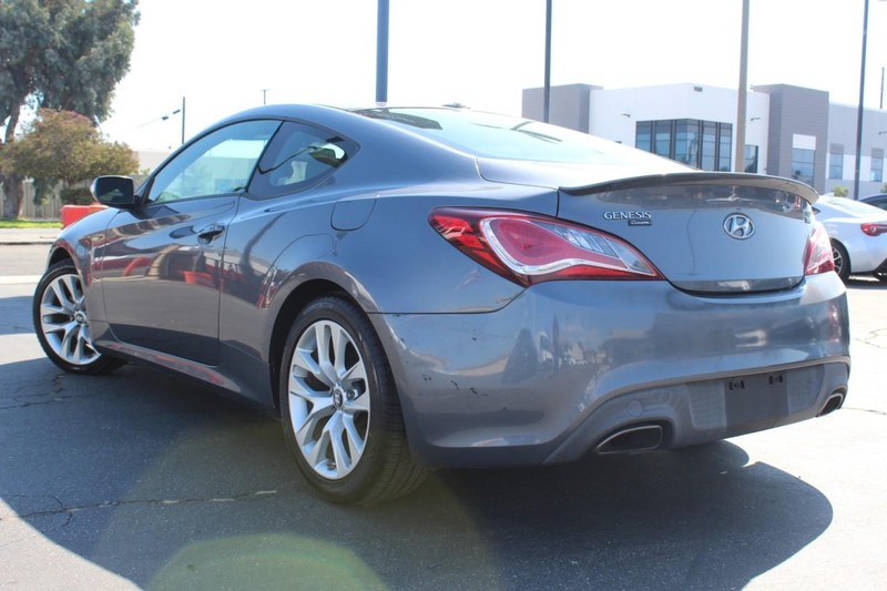 Hyundai Genesis Coupe Vehicle Full-screen Gallery Image 05