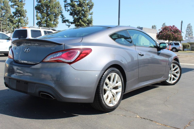 Hyundai Genesis Coupe Vehicle Full-screen Gallery Image 06