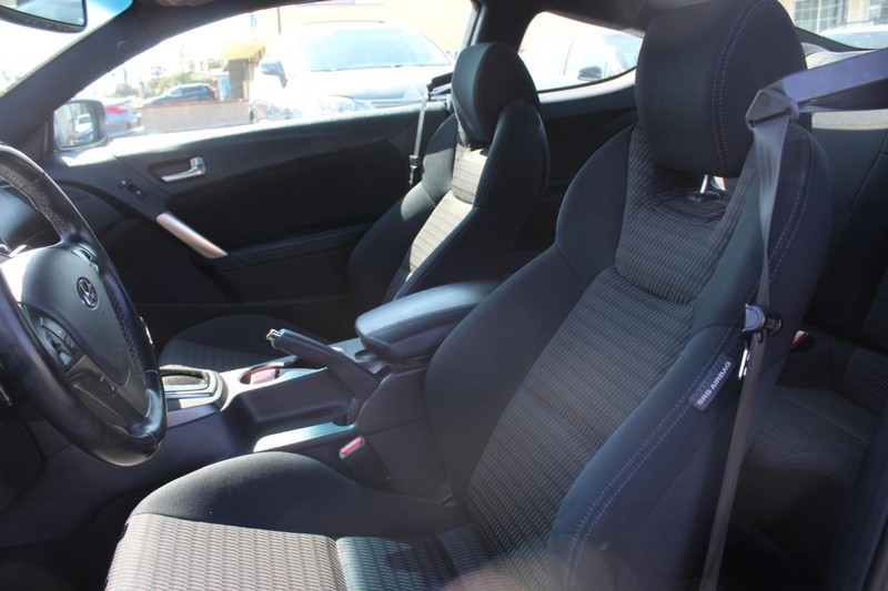 Hyundai Genesis Coupe Vehicle Full-screen Gallery Image 07