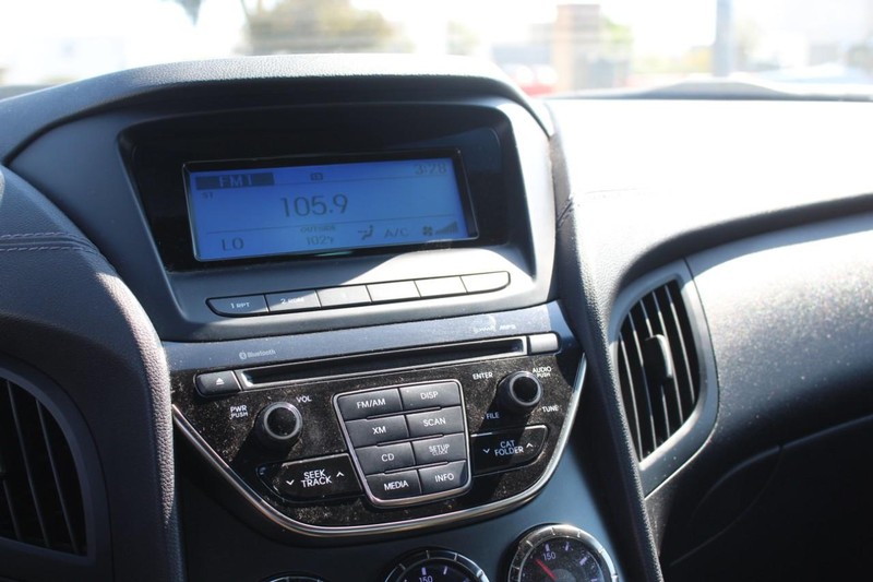 Hyundai Genesis Coupe Vehicle Full-screen Gallery Image 08