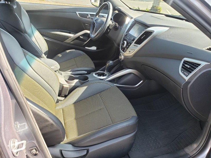 Hyundai Veloster Vehicle Full-screen Gallery Image 15