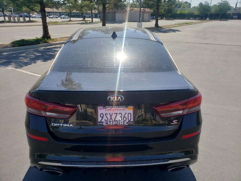 Kia Optima Vehicle Full-screen Gallery Image 05