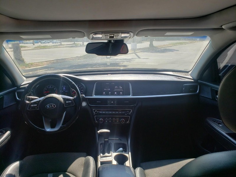 Kia Optima Vehicle Full-screen Gallery Image 11