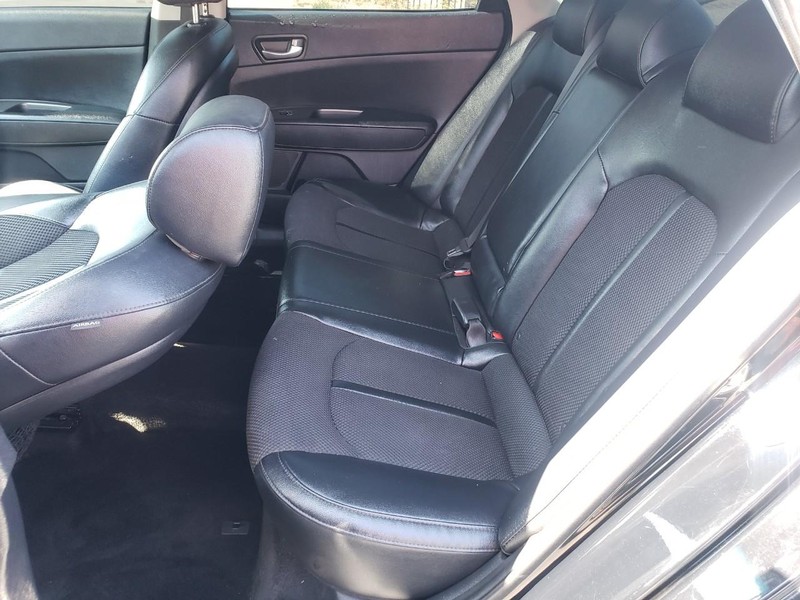 Kia Optima Vehicle Full-screen Gallery Image 15