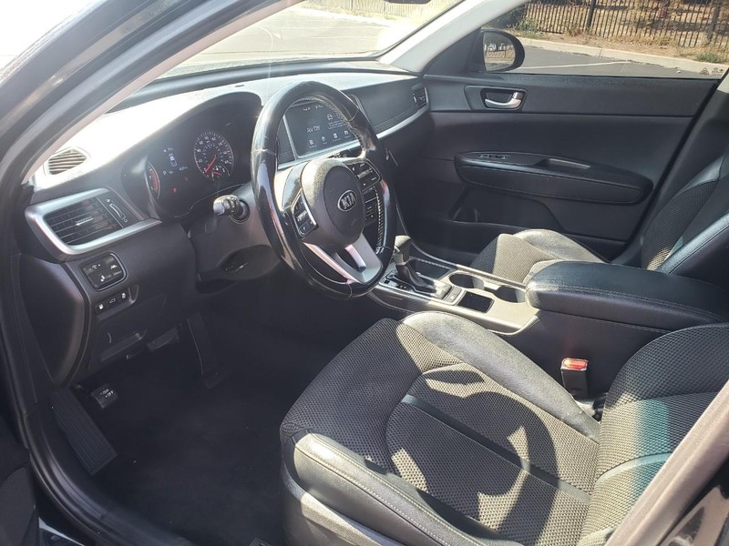 Kia Optima Vehicle Full-screen Gallery Image 16