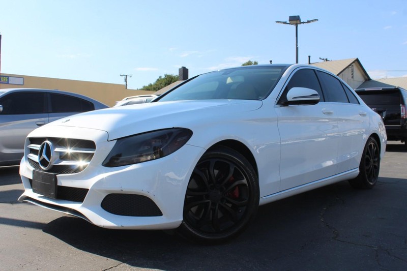 Mercedes-Benz C-Class Vehicle Full-screen Gallery Image 01