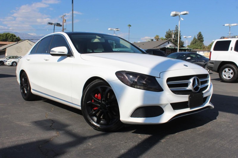 Mercedes-Benz C-Class Vehicle Full-screen Gallery Image 02