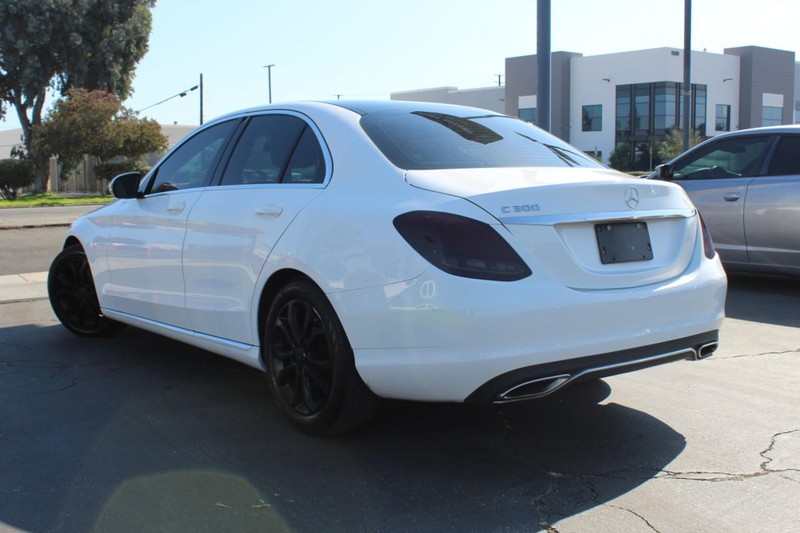 Mercedes-Benz C-Class Vehicle Full-screen Gallery Image 03