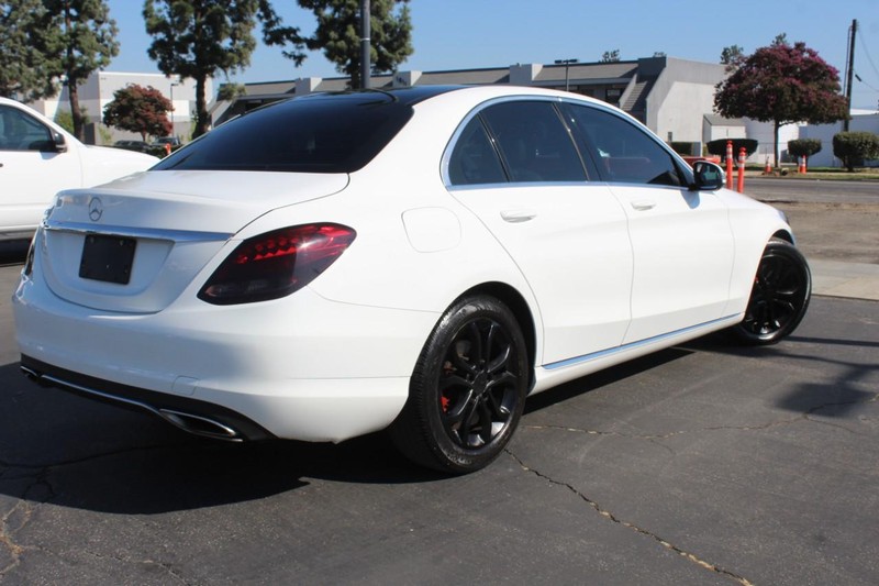 Mercedes-Benz C-Class Vehicle Full-screen Gallery Image 04
