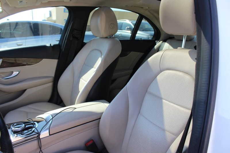 Mercedes-Benz C-Class Vehicle Full-screen Gallery Image 05