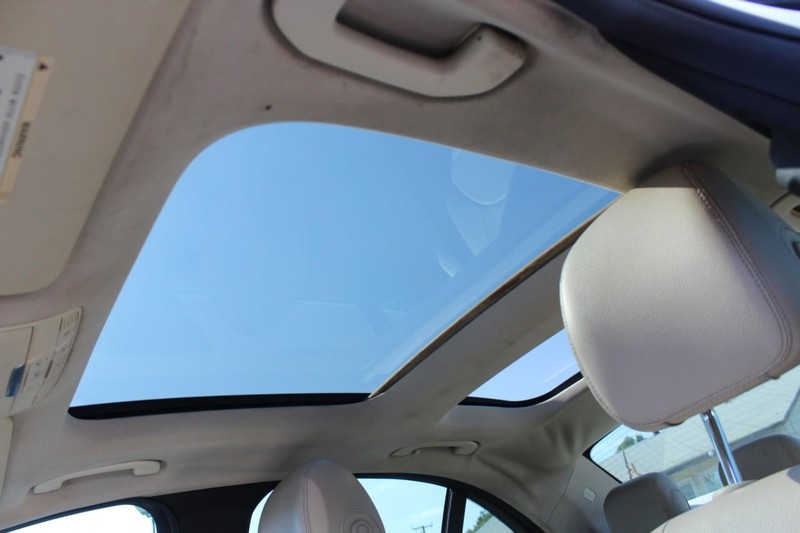 Mercedes-Benz C-Class Vehicle Full-screen Gallery Image 06