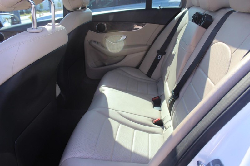 Mercedes-Benz C-Class Vehicle Full-screen Gallery Image 07