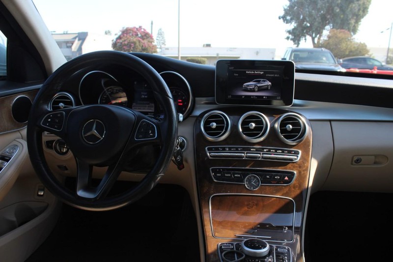 Mercedes-Benz C-Class Vehicle Full-screen Gallery Image 08