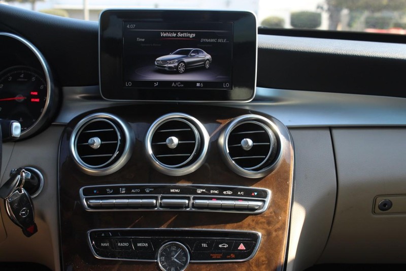 Mercedes-Benz C-Class Vehicle Full-screen Gallery Image 09