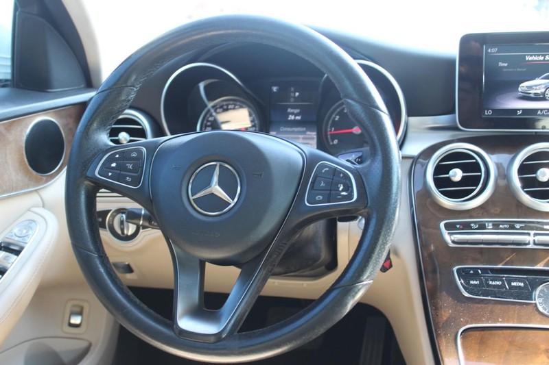 Mercedes-Benz C-Class Vehicle Full-screen Gallery Image 10