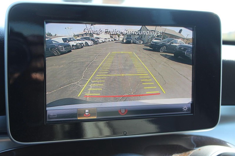 Mercedes-Benz C-Class Vehicle Full-screen Gallery Image 11