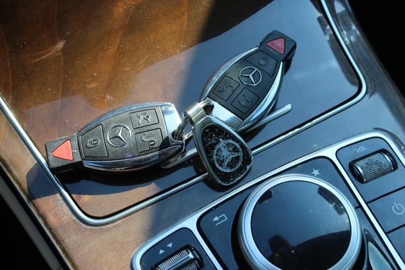 Mercedes-Benz C-Class Vehicle Full-screen Gallery Image 12