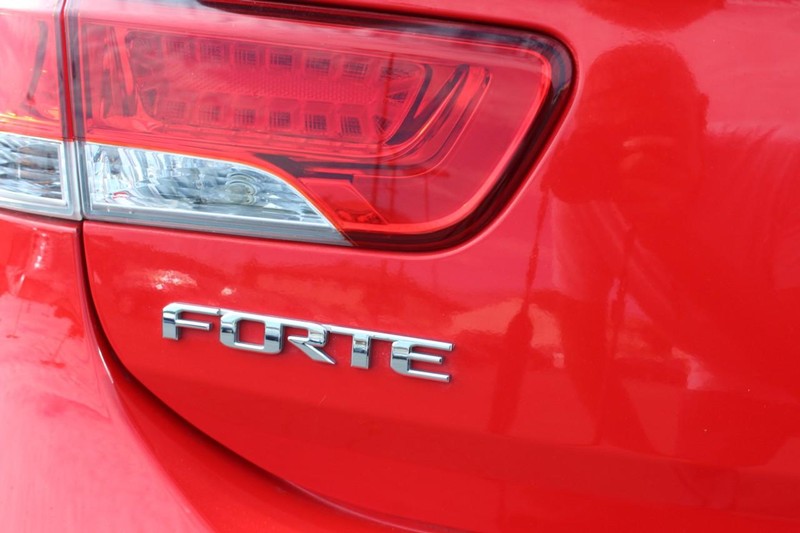 Kia Forte Koup Vehicle Full-screen Gallery Image 14