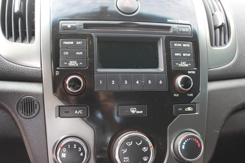 Kia Forte Koup Vehicle Full-screen Gallery Image 23