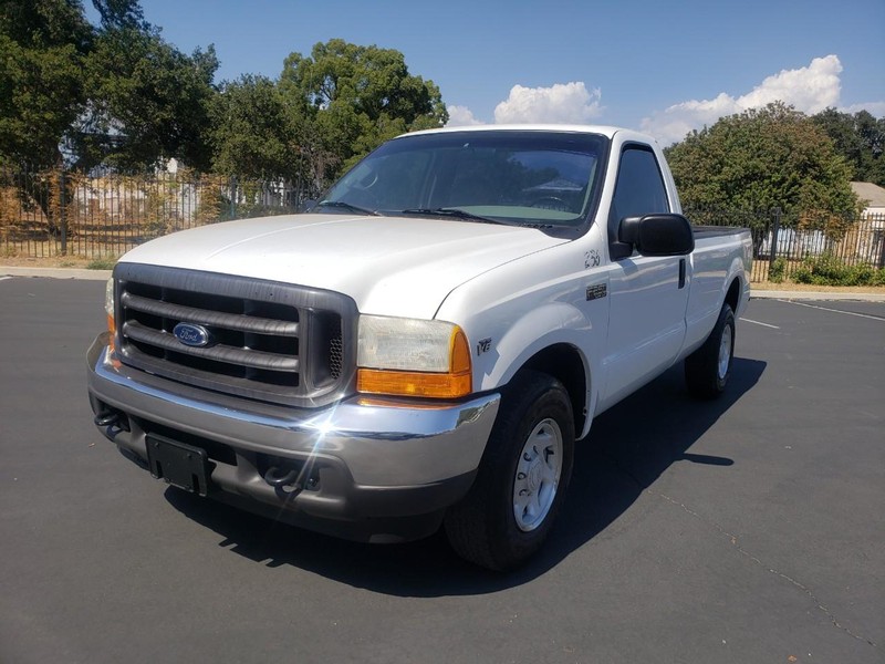 Ford Super Duty F-250 Vehicle Full-screen Gallery Image 01