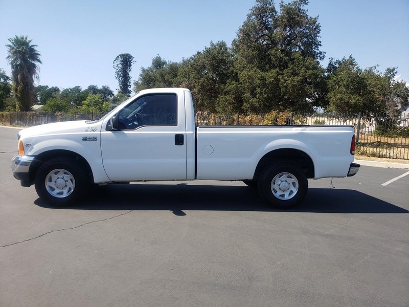 Ford Super Duty F-250 Vehicle Full-screen Gallery Image 02