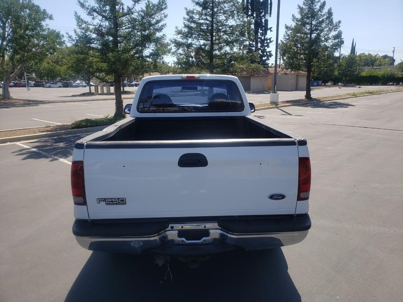 Ford Super Duty F-250 Vehicle Full-screen Gallery Image 04