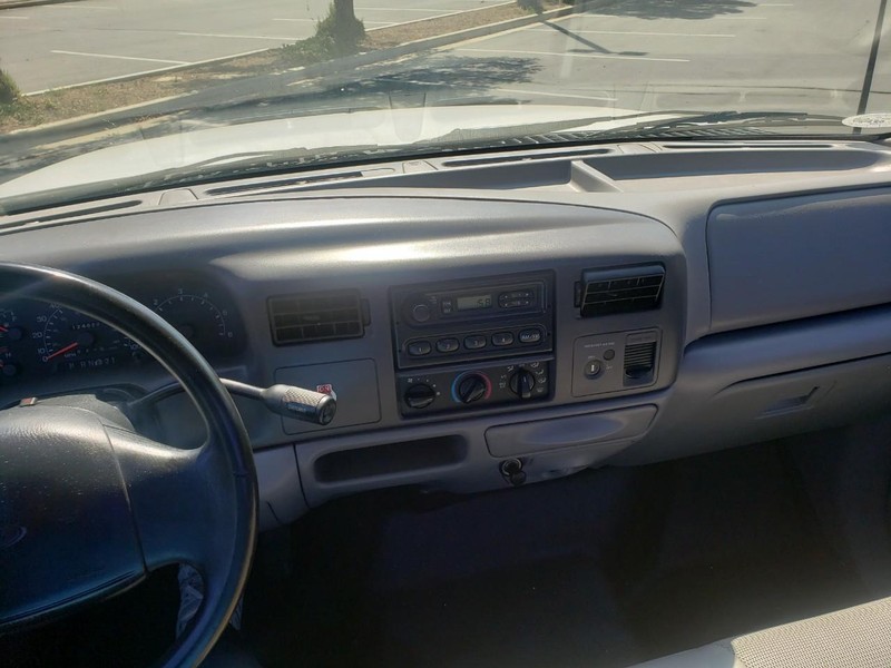 Ford Super Duty F-250 Vehicle Full-screen Gallery Image 09