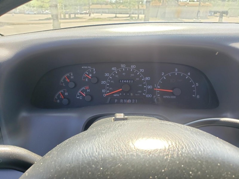 Ford Super Duty F-250 Vehicle Full-screen Gallery Image 10