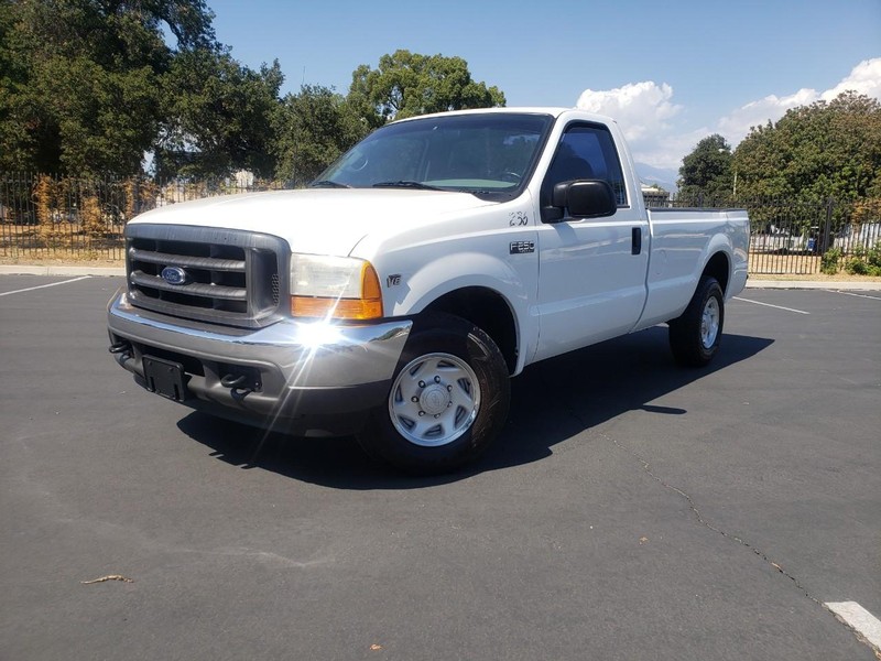 Ford Super Duty F-250 Vehicle Full-screen Gallery Image 15