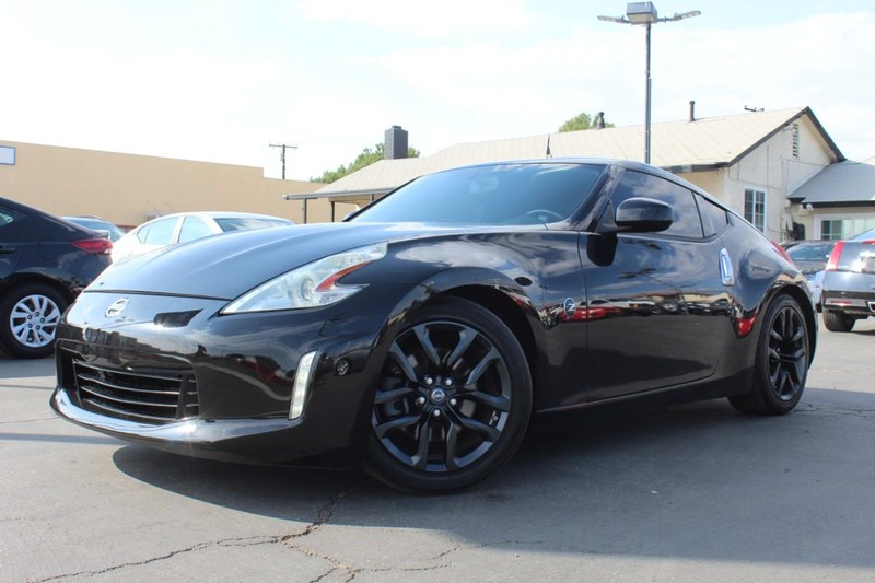 Nissan 370Z Vehicle Full-screen Gallery Image 01