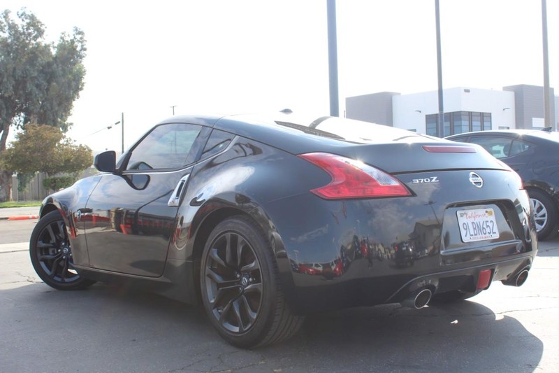 Nissan 370Z Vehicle Full-screen Gallery Image 05